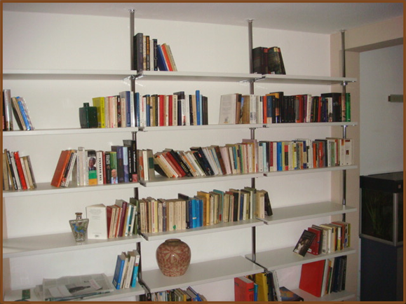 Bücherreggal